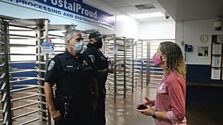 Debbie Wasserman Schultzot nem engedik be a posta miami elosztó központjába