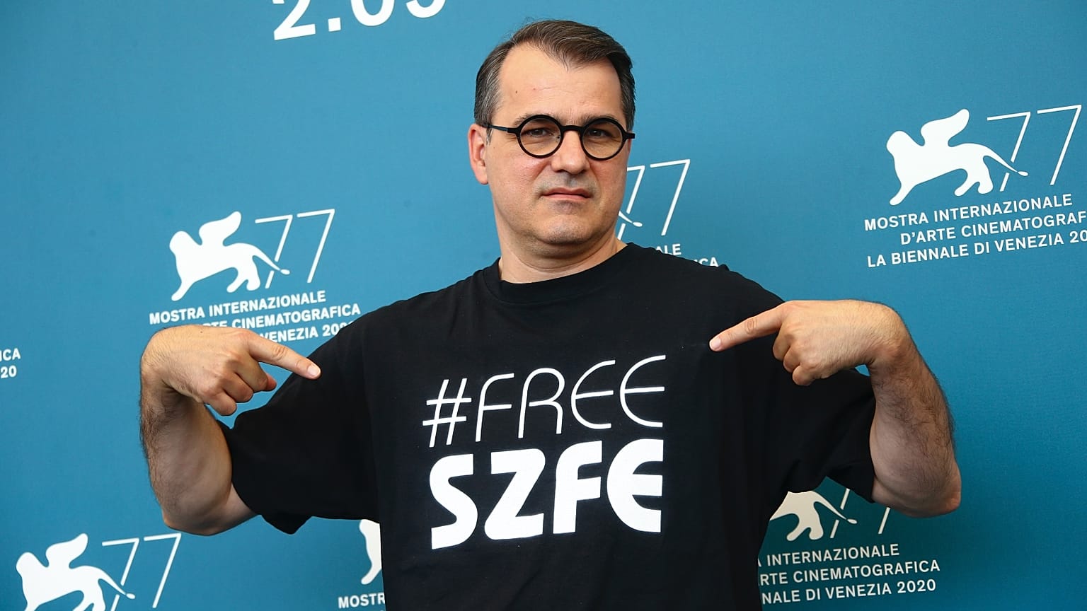 Mundruczó Kornél Velencében #FREE SZFE feliratú fekete trikóban