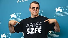 Mundruczó Kornél Velencében #FREE SZFE feliratú fekete trikóban