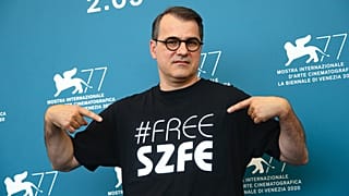 Mundruczó Kornél Velencében #FREE SZFE feliratú fekete trikóban