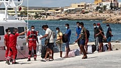 Απομάκρυνση 800 μεταναστών από τη Λαμπεντούζα με εντολή Κόντε