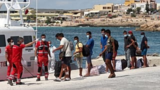 Απομάκρυνση 800 μεταναστών από τη Λαμπεντούζα με εντολή Κόντε