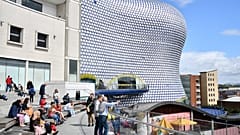 Birmingham'daki Bullring alışveriş merkezinin önünde oturan insanlar (Arşiv)