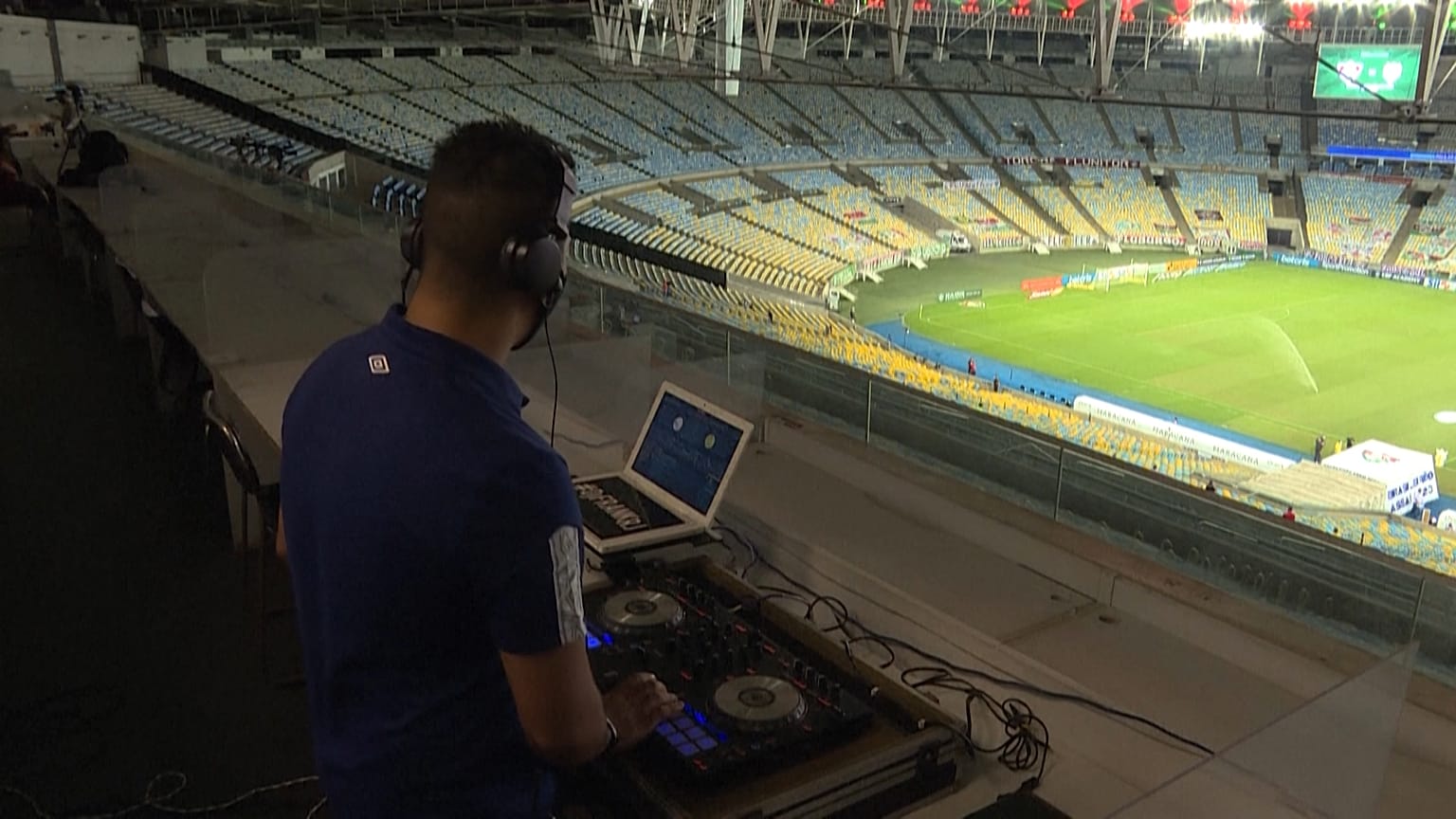 شاهد.. "DJ" بدلاً من الجمهور في ملاعب الكرة البرازيلية لمزيد من الحماس