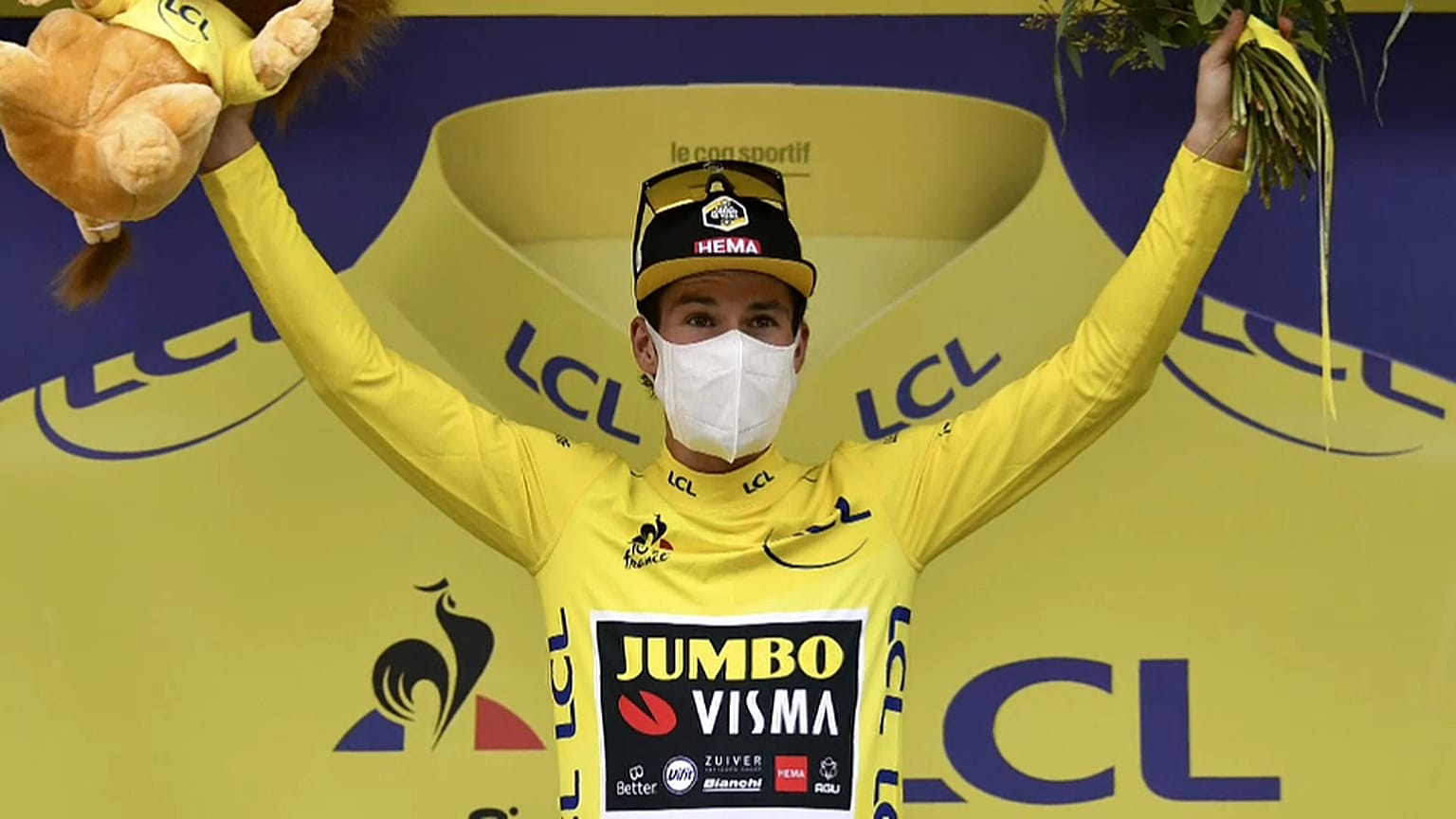 Pogacar gana al sprint y Roglic arrebata a Yates el maillot amarillo