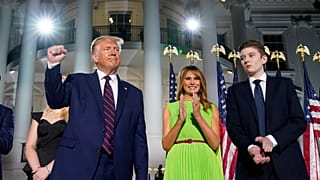 الرئيس الأمريكي دونالد ترامب رفقة زوجته ميلانيا ترامب وابنه بارون ترامب في البيت الأبيض خلال المؤتمر الوطني للحزب الجمهوري، واشنطن