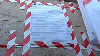 Az SZFE Chartája a parlament bejárata előtt, 2020. szeptember 6-án