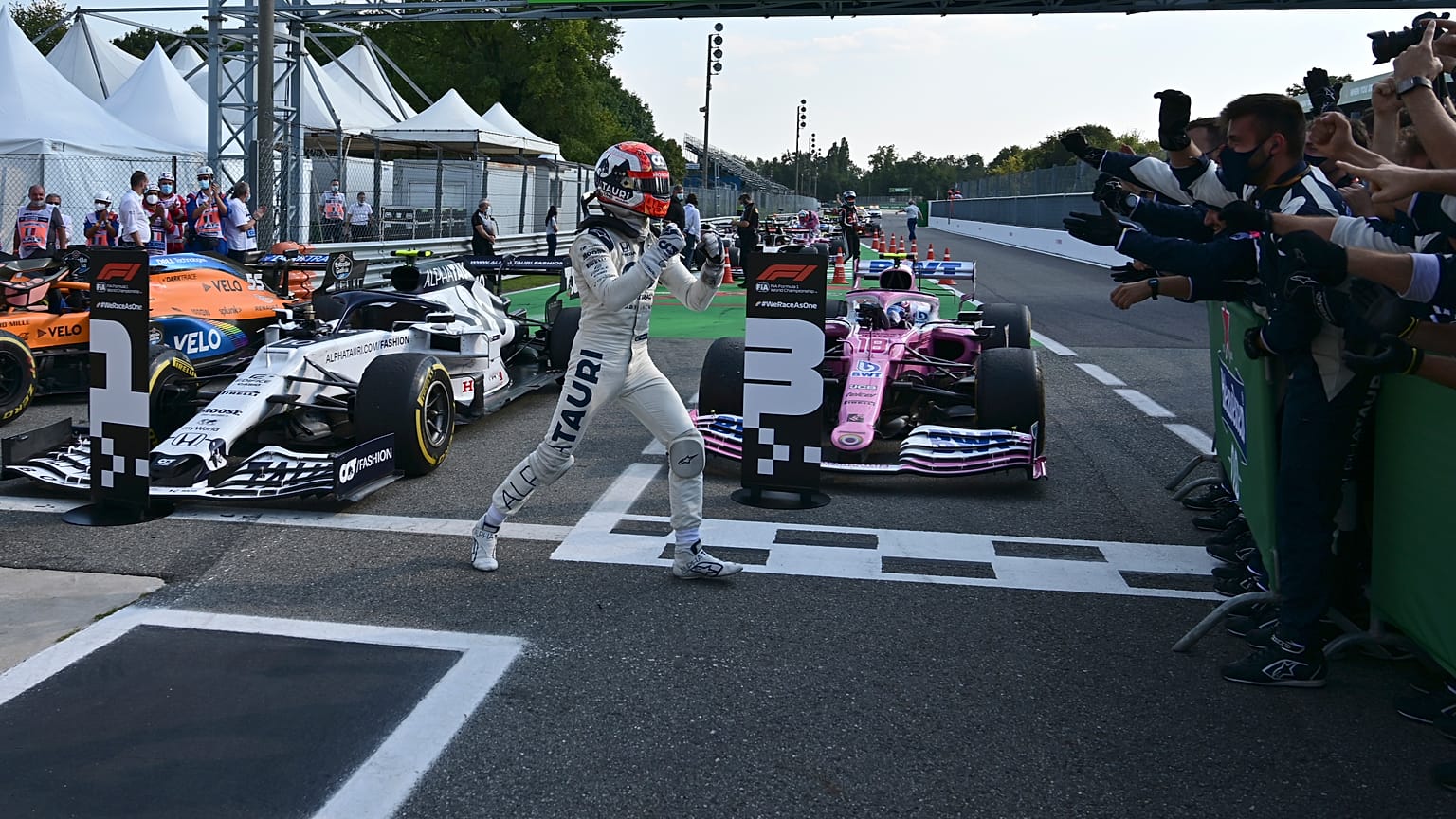 Pierre Gasly bejubelt seinen ersten Formel-1-Sieg mit dem Alpha Tauri Team