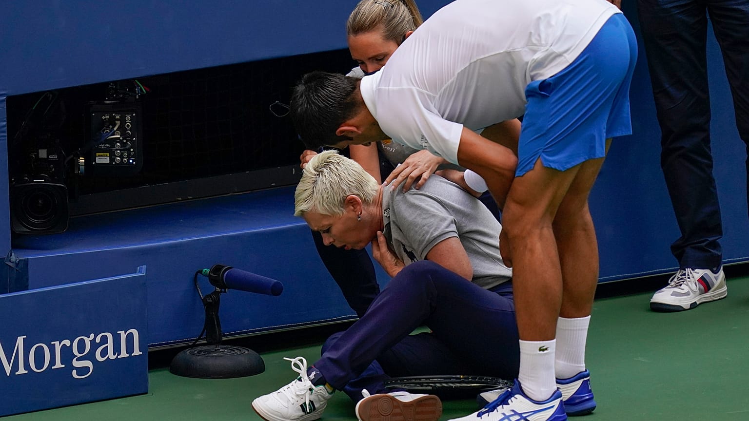 Djokovic, vurduğu topun hakeme çarpması üzerine diskalifiye edildi