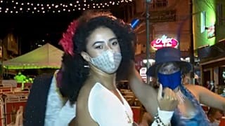 Una joven baila salsa de estilo caleño