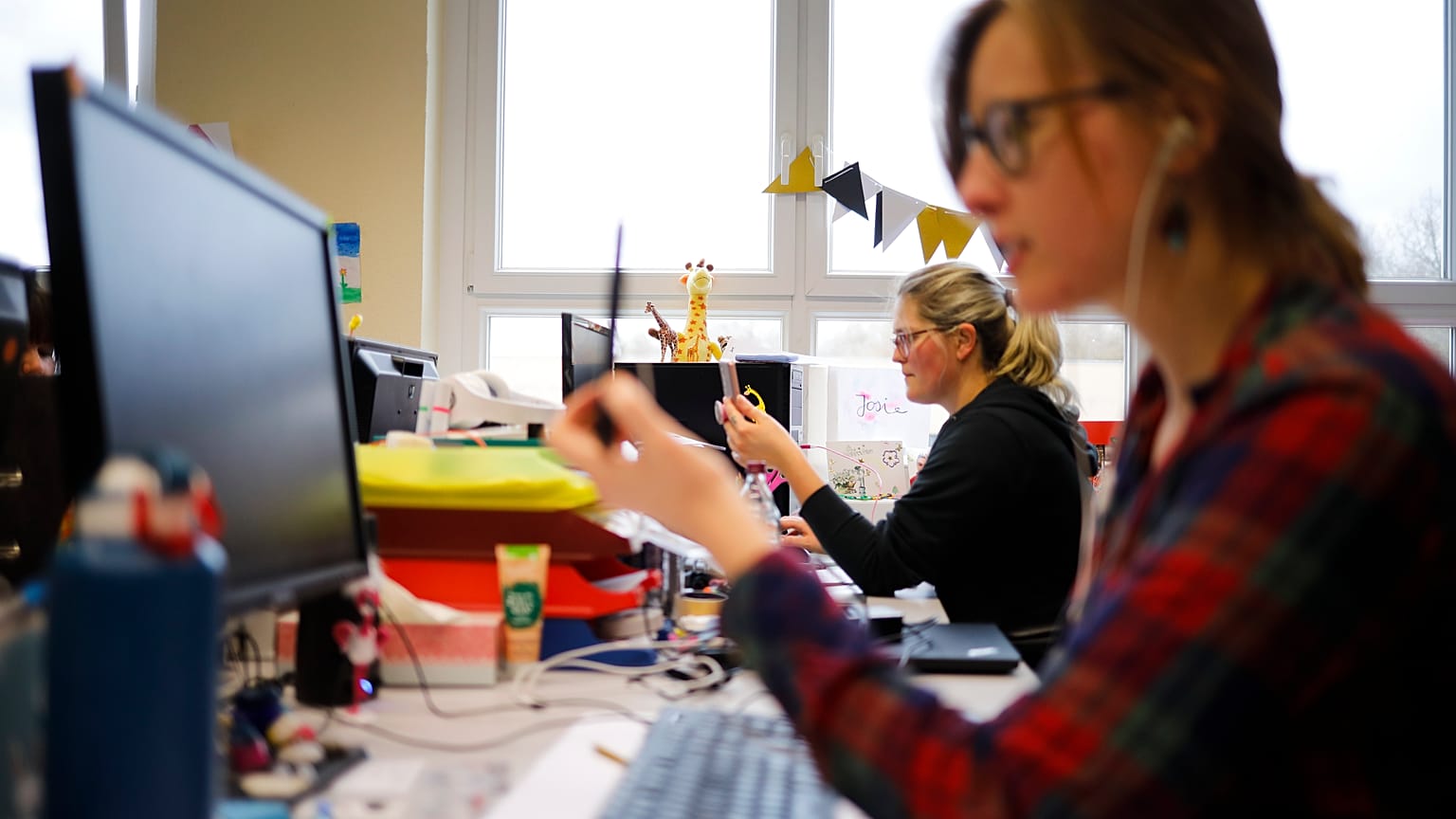Social workers give online support to school students in Berlin