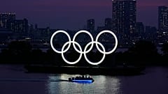 شعار الأولمبياد تطفو على الماء في دائرة أودايبا في طوكيو. 2020/06/03