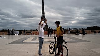 Dos hombres con mascarilla charlan frente a la Torre Eiffel, en París, el sábado 5 de septiembre de 2020.