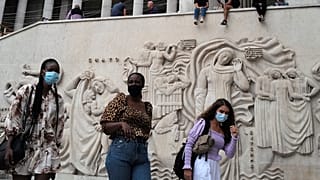 Mujeres frente al museo Palacio de Tokio de París, este sábado 5 de septiembre