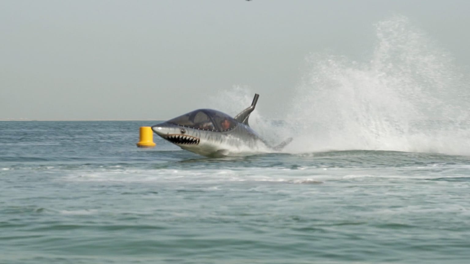 Seabracher: pilotar un tiburón en Dubai a 95 km/h