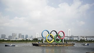 Japonya'nın başkenti Tokyo'da, römorkörlerle Olimpiyat sembolleri taşınırken