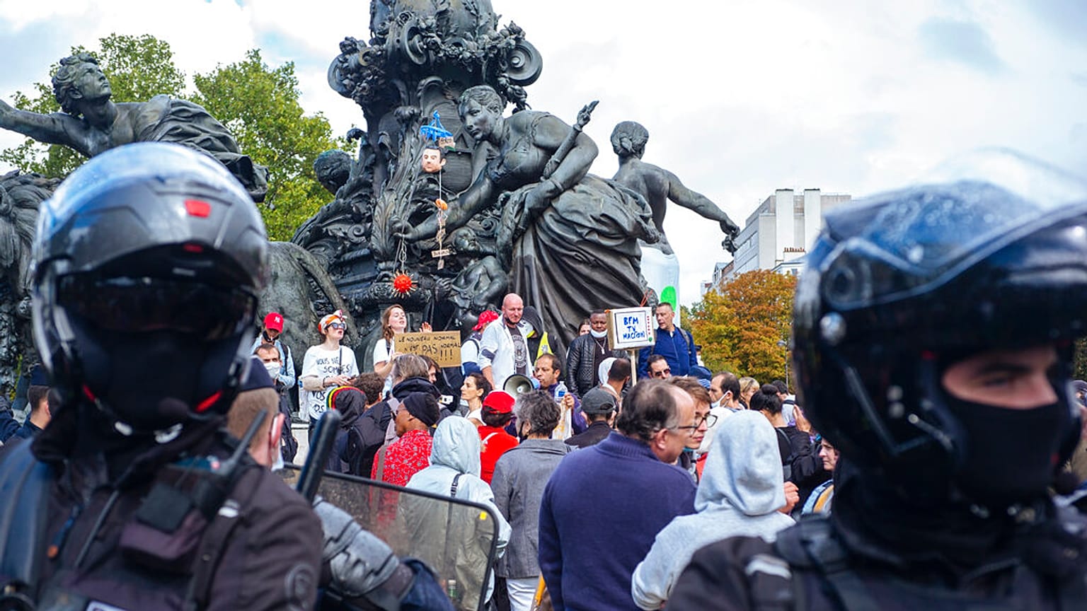 A few hundred people gather during an anti-mask demonstration in Paris on August 29