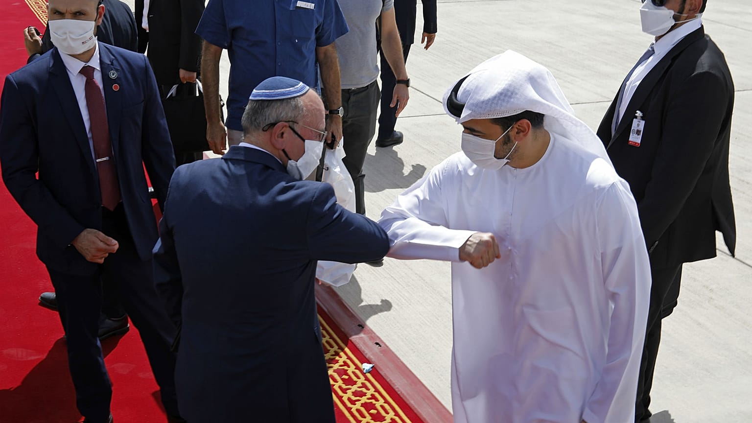 İsrail Ulusal Güvenlik Danışmanı Meir Ben-Shabbat, Abu Dabi'den ayrılırken bir BAE yetkilisiyle vedalaşırken