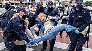 Aktivisten von Extinction Rebellion werden in Warschau von Polizisten weggetragen