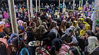Endonezya'nın Açe eyaletinde kurtarılan 297 Arakanlı Müslüman'ın 7 aydır denizde olduğu tespit edildi