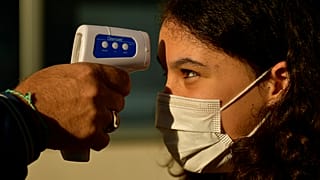 El personal de la escuela controla la temperatura a los jóvenes estudiantes en Labastida, País Vasco, 8 de septiembre de 2020.