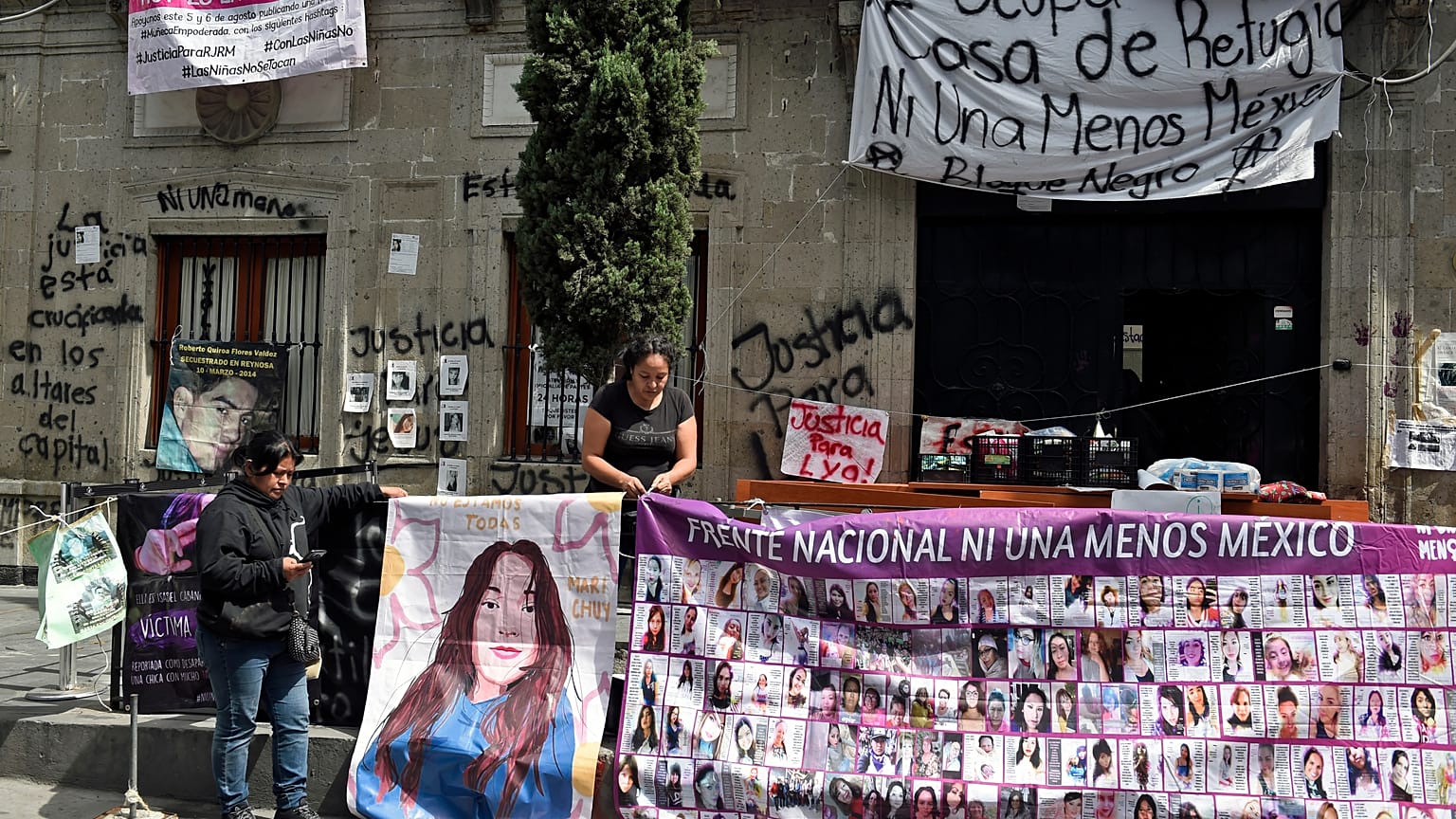 Fachada de la Comisión Nacional de Derechos Humanos, ocupada por familiares de víctimas de la violencia en México