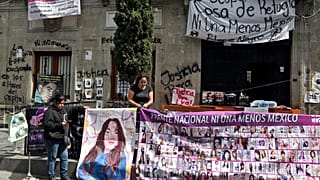 Fachada de la Comisión Nacional de Derechos Humanos, ocupada por familiares de víctimas de la violencia en México