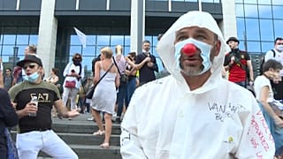 Un militante antimascarillas en París