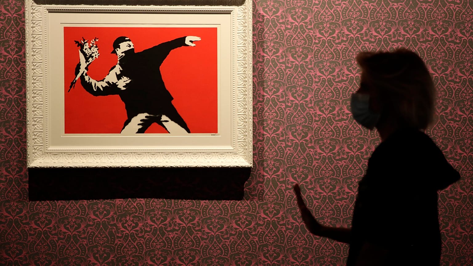 "Love Is in the Air" von Banksy
