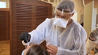 Un patient se fait dépister à Paris