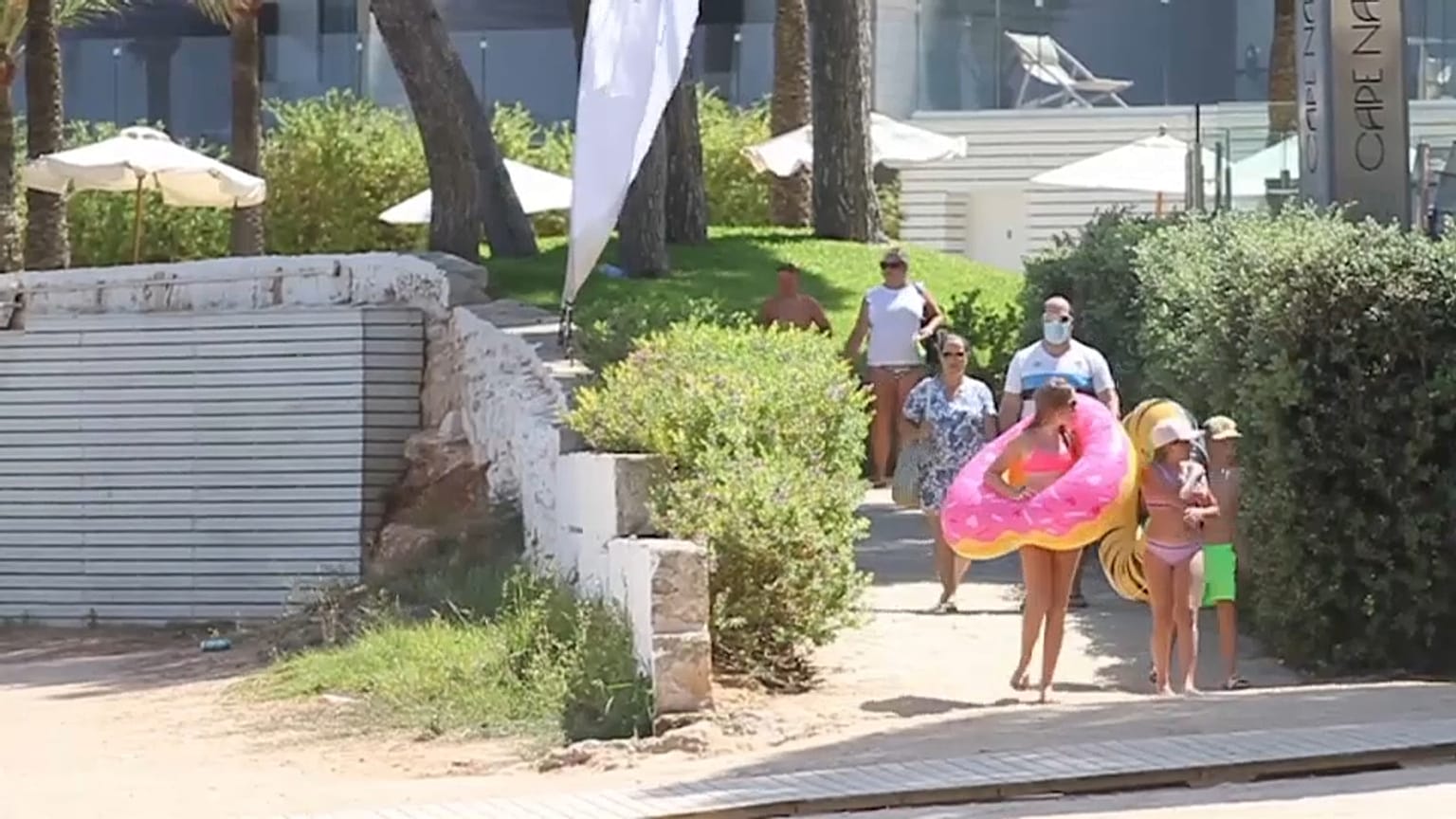 Turistas en la playa de Magaluf