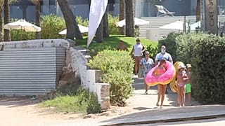 Turistas en la playa de Magaluf
