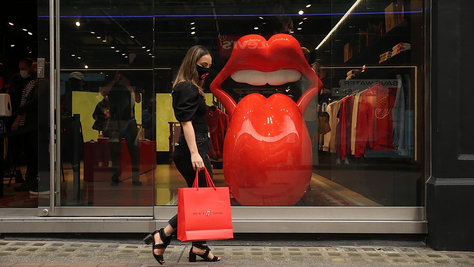 No Comment: A járvány közepén nyitott ruhaboltot Londonban a Rolling Stones
