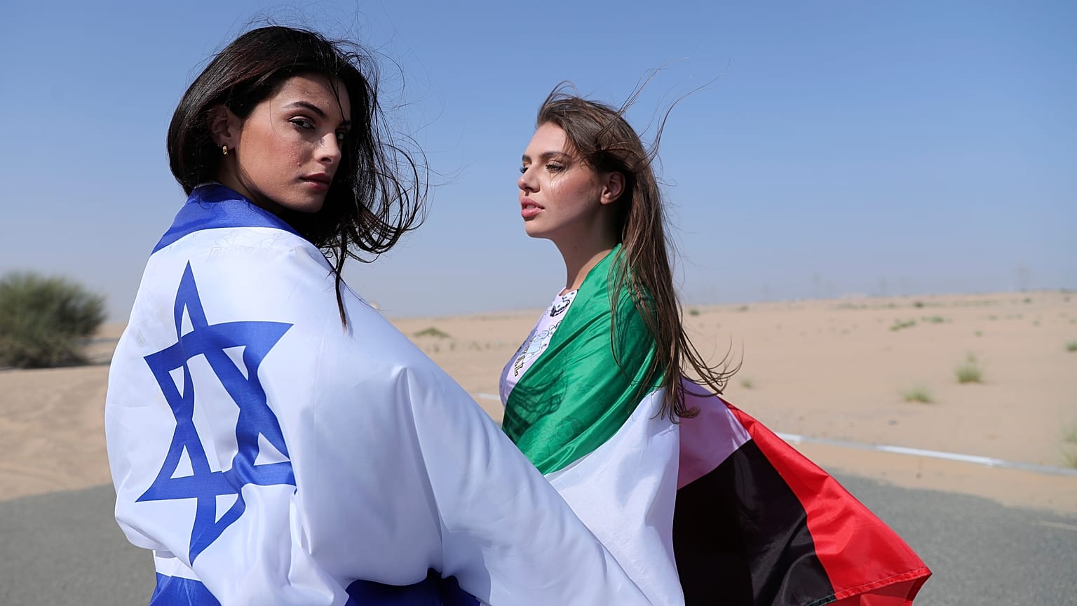 من اليسار عارضة الأزياء الإسرائيلية ماي تاغر بجانب أناستازيا باندارينكا، عارضة الأزياء المقيمة أثناء جلسة تصوير في دبي، الإمارات العربية المتحدة. 