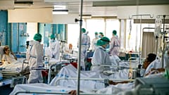 Unidad de Cuidados Intensivos del hospital Ramón y Cajal de Madrid el pasado abril. En pleno pico de la pandemia los estudiantes fueron llamados como refuerzo.