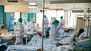 Unidad de Cuidados Intensivos del hospital Ramón y Cajal de Madrid el pasado abril. En pleno pico de la pandemia los estudiantes fueron llamados como refuerzo.