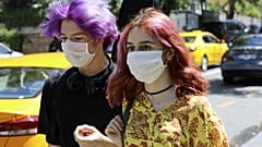 Ankara'da Covid-19'a karşı maskeleriyle yürüyen gençler 
