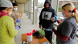 Olympia, Washington: un centro per la distribuzione di farmaci sostitutivi durante l'epidemia di Coronavirus
