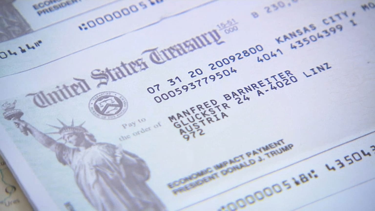 Uno de los cheques enviados por la Administración Trump a jubilados europeos