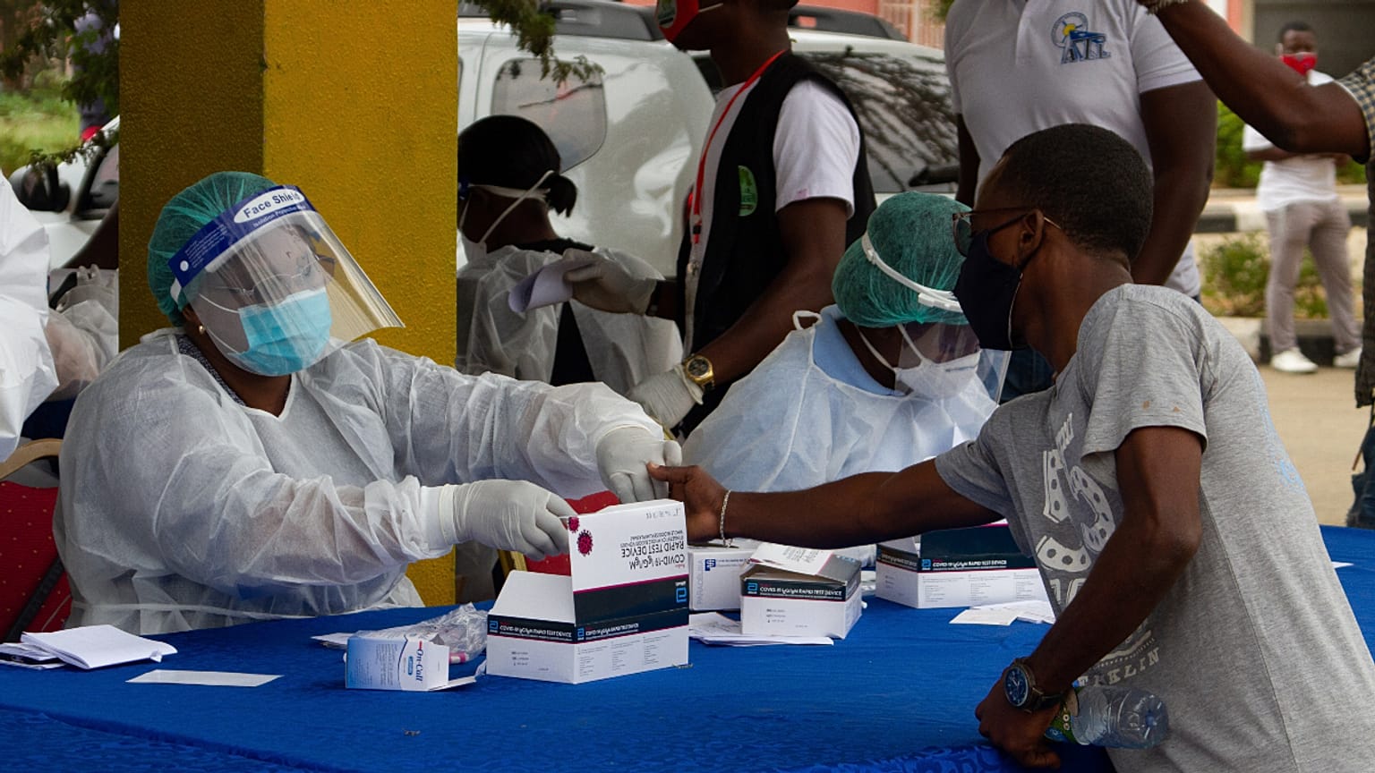 Realização de testes à Covid-19 em Luanda no final de agosto