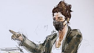 Dessin de presse représentant Corinne Rey, dit "Coco", lors de sa prise de parole au tribunal de Paris, le 8 septembre 2020