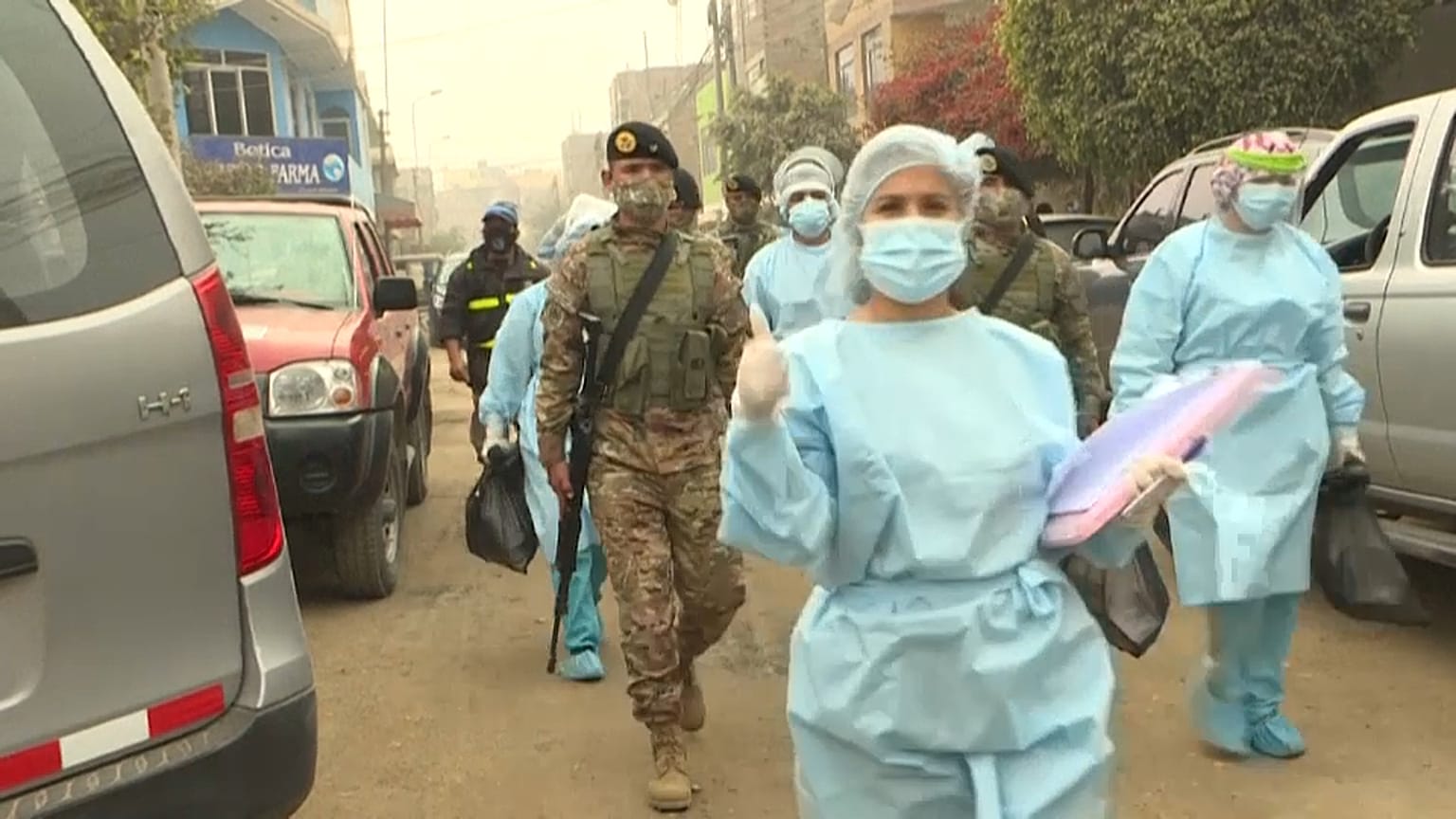 Personal médico y militares participan en los test casa por casa