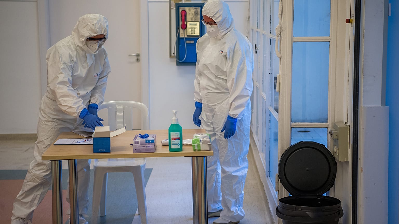 Védőruhába öltözött egészségügyi dolgozók a járványügyi bevetési egység gyakorlatán az Észak-Közép-budai Centrum Új Szent János Kórház és Szakrendelő Kútvölgyi tömbjében, Buda