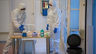 Védőruhába öltözött egészségügyi dolgozók a járványügyi bevetési egység gyakorlatán az Észak-Közép-budai Centrum Új Szent János Kórház és Szakrendelő Kútvölgyi tömbjében, Buda