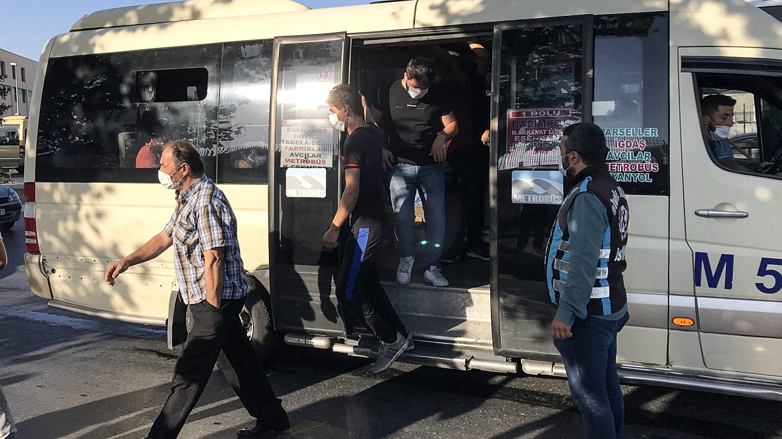 İstanbul'da yapılan denetimlerde 12 kişilik minibüsten 33 kişi çıktı