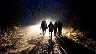 Migranti tentano il "game" al confine con la Croazia, nei pressi della città bosniaca di Bihać. Scatto d'archivio del dicembre 2019