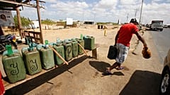 Vente d'essence en Colombie, près de la frontière vénézuélienne