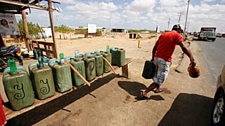 Vente d'essence en Colombie, près de la frontière vénézuélienne