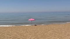 Ein meschenleerer Strand - Traum von Touristen, Alptraum für die Branche