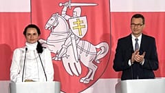 Líder da oposição bielorrussa Svetlana Tikhanovskaia com o primeiro-ministro polaco